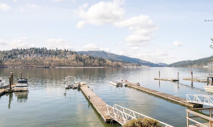 Port Moody Apartment | Sea Coast Inn Spa Suite- Registered and Licensed Beach Front Getaway