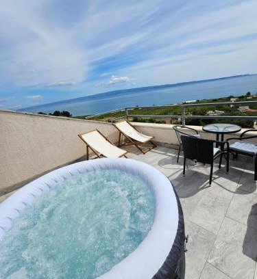 Znjan Apartment | Sea view apartment with terrace near the beach