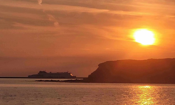 Cylch-Y-Garn Cabin | Sea view hut sleeps 4/6