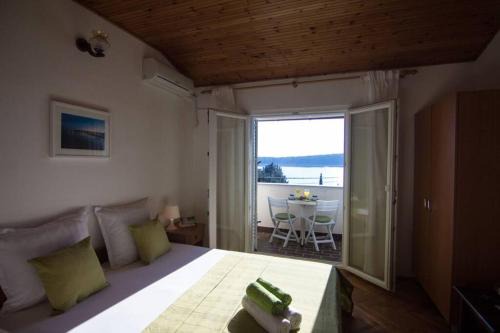 Barbat na Rabu Apartment | SEA VIEW STUDIO with kitchen, balcony& aircon