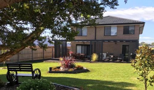 Cowes House | Seabreeze Haven -Wifi, Netflix, pet friendly beach house