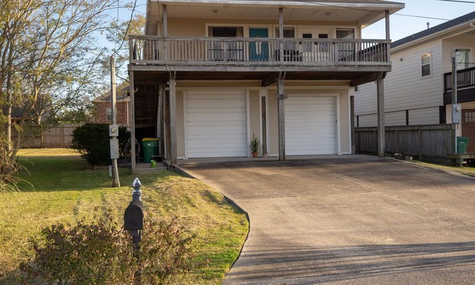 El Lago House | Seabrook getaway lake house with a water view!
