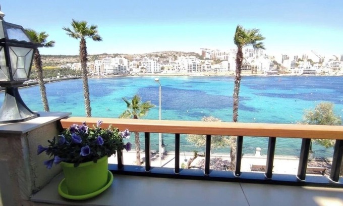 Madliena Apartment | Seafront duplex apartment in enchanting San Pawl il-Baħar with WiFi, AC