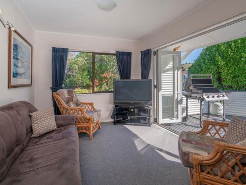 Whangamata House | Seashells Bach - Whangamatā Holiday Home