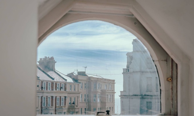 Eastbourne Seafront Apartment | Seaside Hideout - close to beach