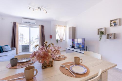 Għadira Apartment | Seaside Serenity 5 - few mins walk to the beach by QuickTrips