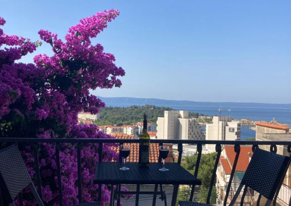 Bili brig Apartment | Seaview Apartment with 2 bedrooms a private balcony and parking garage