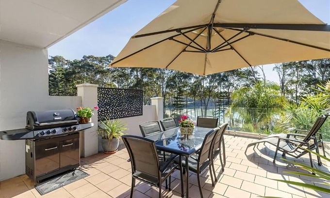 Denhams Beach House | Seaview by the Cliff Managed by Batemans Bay Accom