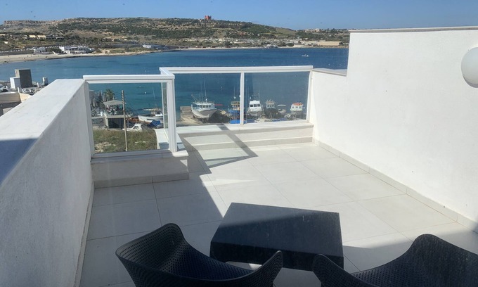 Għadira Apartment | Seaview Penthouse Modern 2 bedroom 50 mts from beach
