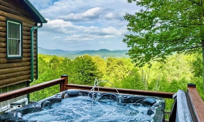 Spruce Pine Cabin | Secluded 3Br/2.5Ba w/Hot Tub & Mountain View!
