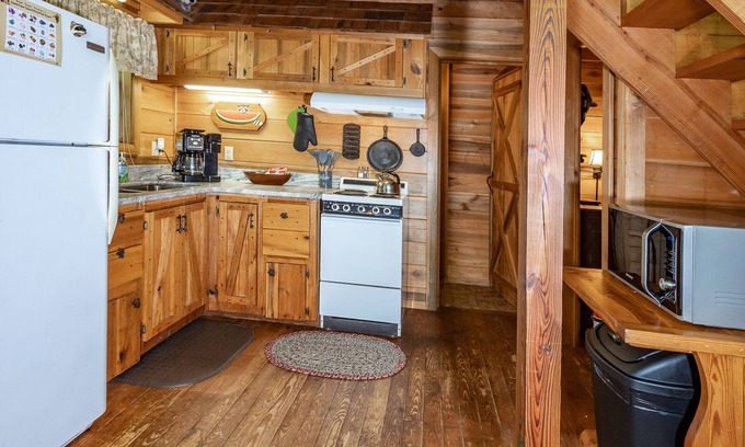 Lake Toxaway Cabin | Secluded Cabin w/Fire Pit and Pickleball