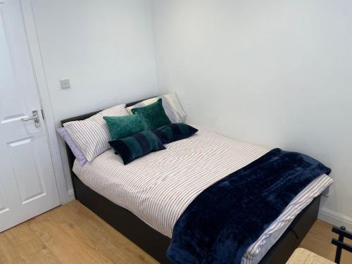 Kentish Town House | Self-contained flat on the 2nd floor you will share with one other guest, in a family house 2 minutes walk from TUFNELL PARK STATION 2nd floor with stairs