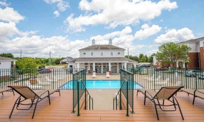 West Des Moines Apartment | Sequoia - Sprawling 2BD 2BA Sofa Bed Near Jordan Creek w Pool