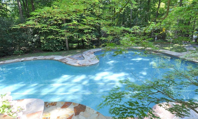 Berkeley Springs House | Serendipity - Large 5BR With a Hot Tub