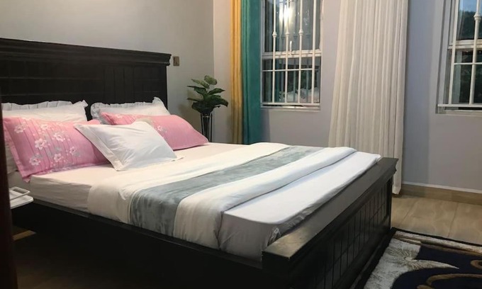 Kireka Apartment | Serene Double bed condor with WiFi.