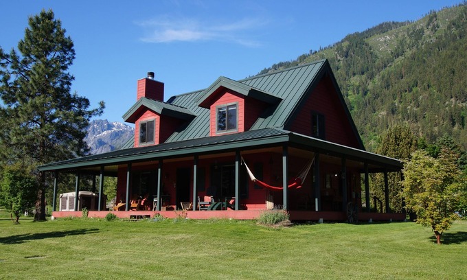 Leavenworth Cabin | Serene mountain views, ONLY 5 minutes from Leavenworth, AND Dog Friendly!