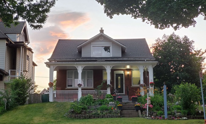 Niagara Falls House | Serene Niagara Inn
