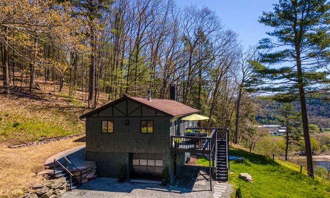 Damascus House | Serenity, Adventure, Scenic Oasis: Jacuzzi, Fire Pit, Pool Table, Fast Wifi