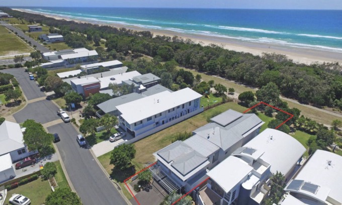 Casuarina House | SERENITY BEACH RETREAT - Hamptons Beach HavenCasuarina - sleeps 14 -7 bedrooms