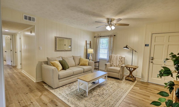 Covington House | Serenity Escape- 1/2 mile from the square
