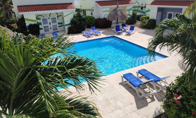 Lagun House | Serenity Haven: Garden-View Retreat at Lagoon Bay"n