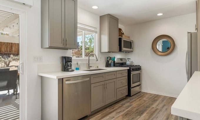 Joshua Tree House | 🌵 Serenity Sands - Large Fenced House with Hot Tub, BBQ and Fire Pit! 🌵