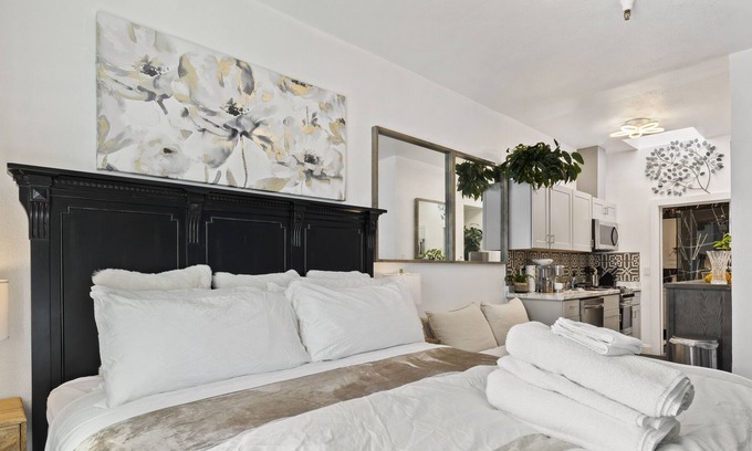 Inner Richmond House | SF King Studio, Next to GGP and hundreds Restaurants