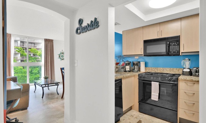 Coconut Grove Apartment | SF Relaxing Condo Hotel in the Grove, Free Parking