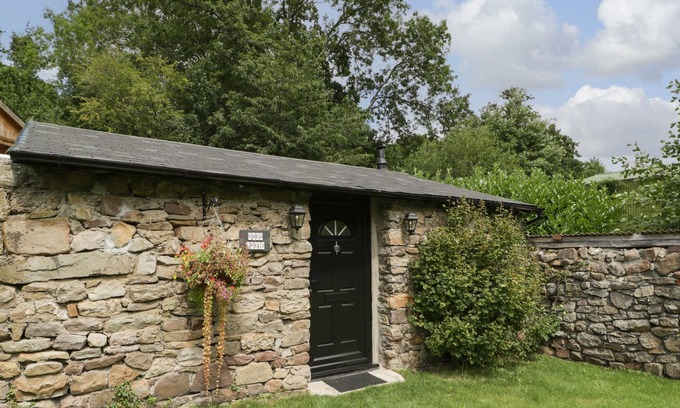 Abergavenny Cottage | SHED GWELY, character holiday cottage, with open fire in Govilon