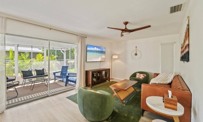 Venice Apartment | SHELL-HAUS | Venice Beach House | 5-min to Gulf