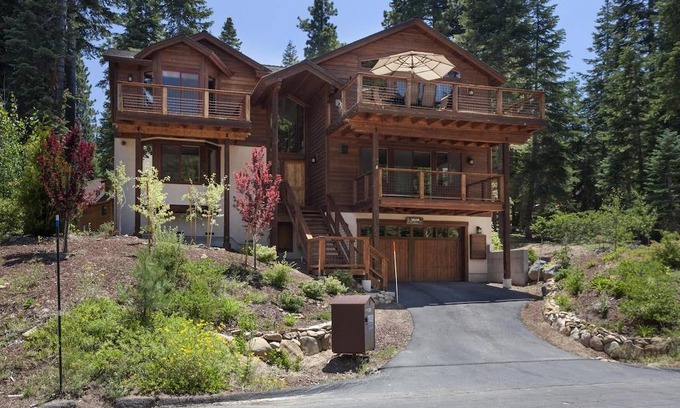 Kingswood Estates House | Shelton Kingswood Luxury Home - Hot Tub