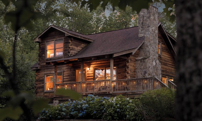 Dyke Cabin | Shenandoah Log Cabin *Hot Tub* *Indoor Fireplace*