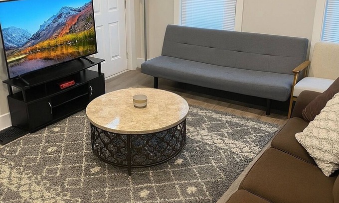 New Haven House | Short Walk to Yale | 4BR| Laundry|WiFi