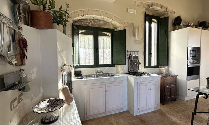 Canicattini Bagni Villa | Sicilian villa surrounded by greenery