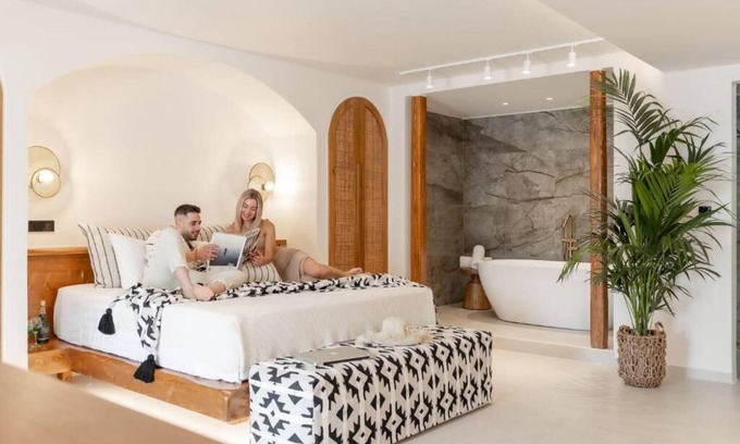 Plaka Apartment | Signature Jacuzzi Suite Garden View