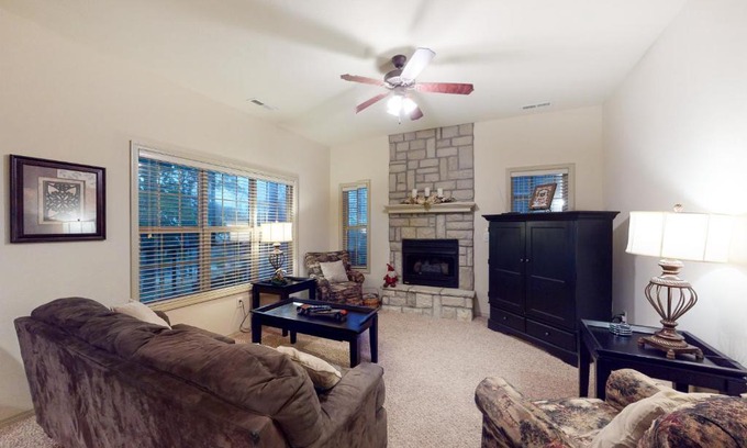 Branson West Hotel | Silver Dollar Hideaway