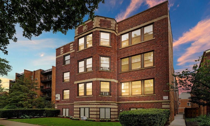 South Evanston Apartment | Simple and Roomy 1BR Apt in Evanston