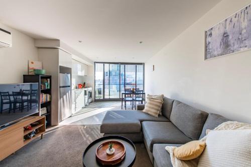 Carlton South Apartment | Simple Comfort - 2BR Apartment in Carlton