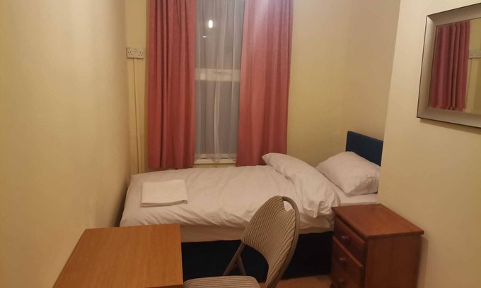 Goodmayes House | Single bedroom near London Seven Kings Train Station