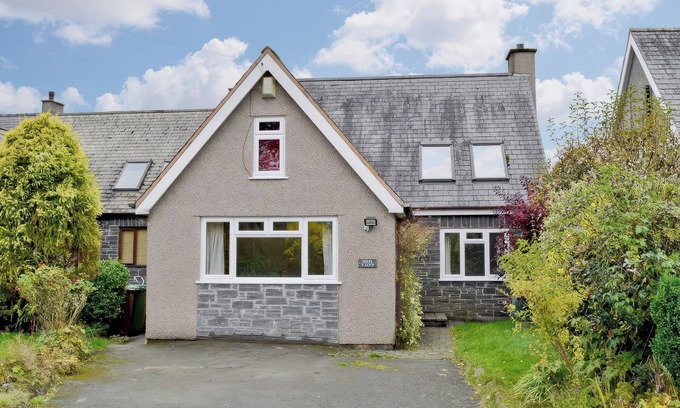 Bala House | SISIAL Y LLYN, family friendly, character holiday cottage in Bala