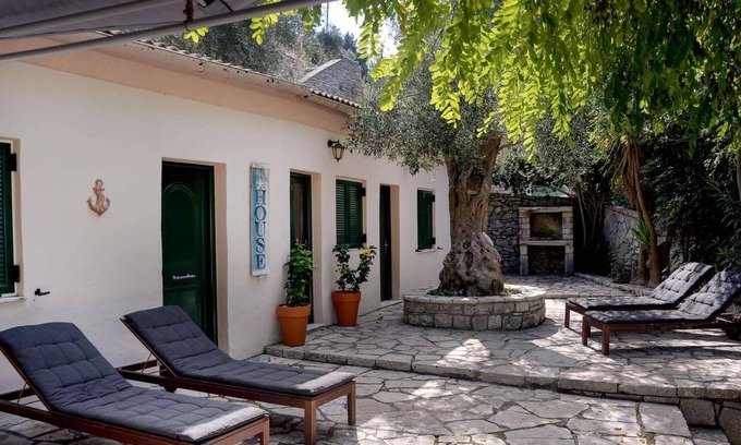 Longos Villa | Situated just a few steps behind Levrecchio Beach