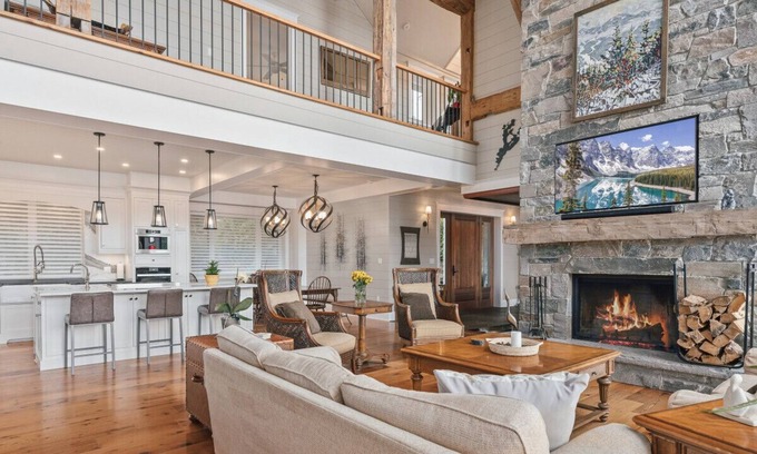 Dorset House | Situated onto the peaceful shores of Trading Bay located on Lake of Bays