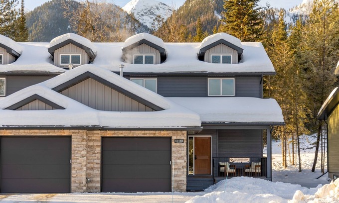 East Kootenay Ski Chalet | Ski In/10 Mins to the Timber Chair l Hot Tub | AC