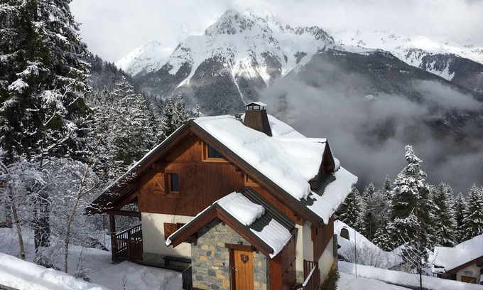 Oz Ski Chalet | SKI IN/OUT, 20M FROM SKI LIFT,6 BED,4 BATH, SAUNA, FREE FIBRE WIFI,MOUNTAIN VIEW