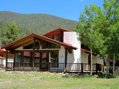 Red River House | Ski View Chalet - WiFi - Fireplace - Washer - Dryer - Grill - Fire Pit