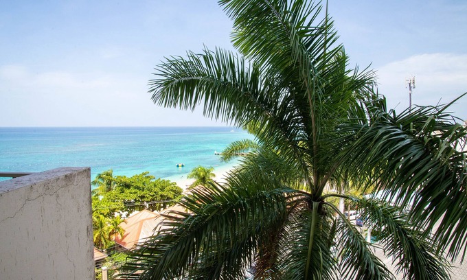 Montego Bay Hotel | Sky Lounge Beach Studio At Monego Bay Club Resort