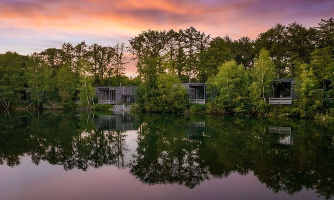 Antoing Villa | Sky Pad: Lakeside Retreat