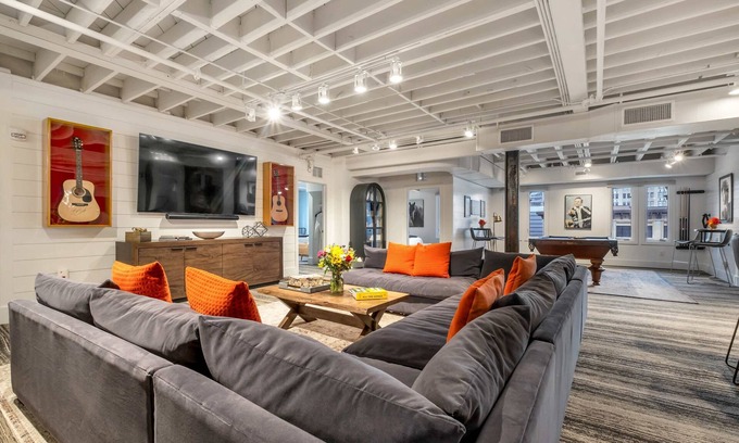 Downtown Nashville Apartment | Skyline Suite Penthouse Rooftop 6BR by Maddox Hotel
