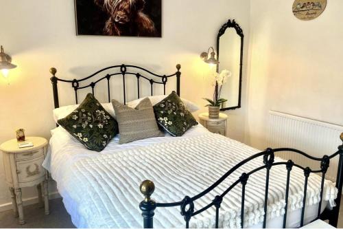 Snitterfield House | Sleeps 2 Cottage -Private Garden - Log burner
