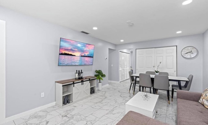 Lake Worth Apartment | Sleeps 6 PS5 + 65” TV Renovated 2-BR Fast WiFi 2 Parking Spaces